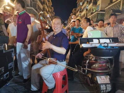 进贤县：街头文艺提振夜市经济