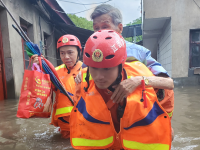 萍乡：暴雨袭城致居民家中被淹 消防员背出受困老人