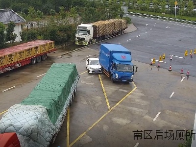 行车不减速 小车漂移“吻”货车