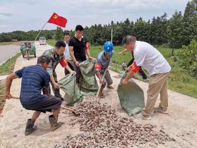 ​进贤衙前乡：防汛救援 党员冲锋奋战一线