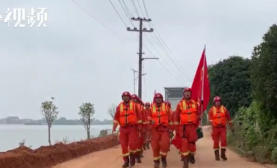 巡堤返回途中 消防员帮助两名七旬老人收稻子