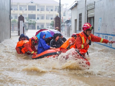 江西抗洪一线 他们为群众托起洪水上的“救援之舟”