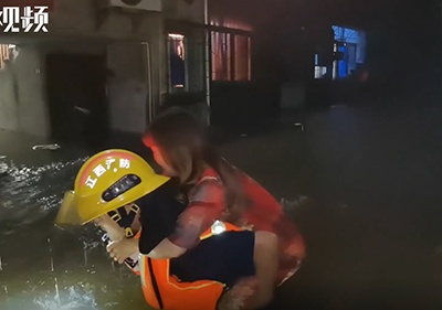 鹰潭突下暴雨 消防员开辟救生通道营救60余人