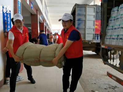缺什么就捐什么 他们给鄱阳送来了5万个编织袋