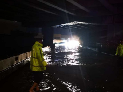 暴雨来袭 南昌经开交警赤脚上路指挥交通