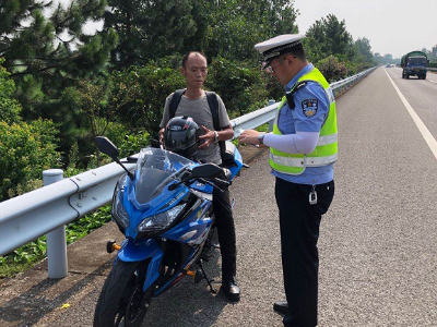 “骑手”为图方便上高速 民警及时带离消除隐患