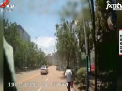 上饶广丰：路遇小车起火 公交驾驶员秒变“消防员”