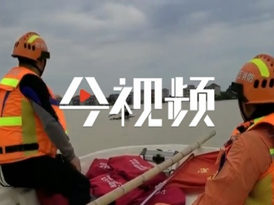 鄱阳一老人坐木板漂浮洪水上 消防及时救援