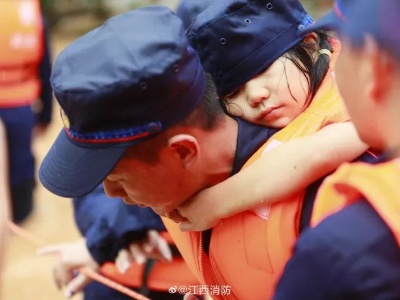 女孩趴在抗洪战士背上睡着，网友：心都化了，这就是安全感
