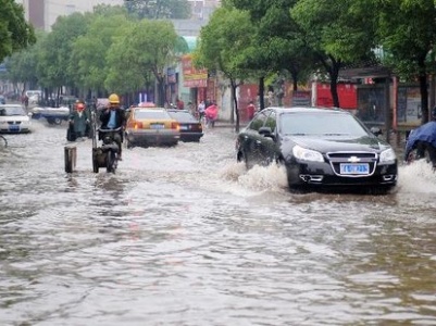 昨南昌降下今年以来最大暴雨 积水没至成人大腿