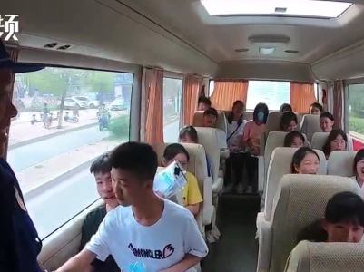 消防员爱心送考 学子大声告白