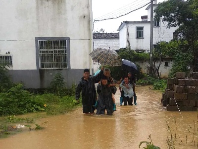 衙前乡：暴雨来袭，党旗飘在防汛一线