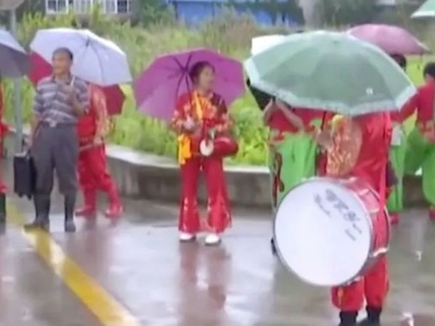 说好明早才走凌晨却悄悄离开……没赶上为抗洪战士送行，她哭红了眼