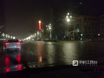 暴雨来袭！南昌多条道路积水严重（图）