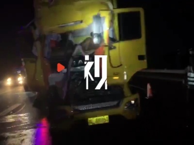 江西南昌：货车追尾一人被困 消防员成功救出