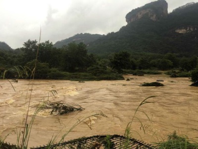 武夷山暴雨致景区暂时封闭 受惊猴子成“网红”