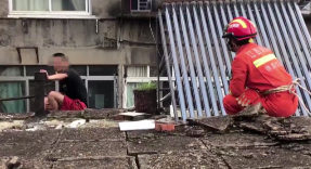 凌晨4点！南昌一男子要跳楼……