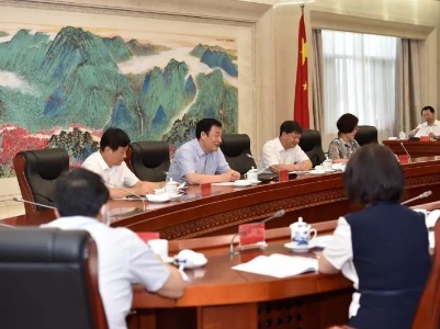 在这个座谈会上，刘奇书记和企业家们说了一些贴心话