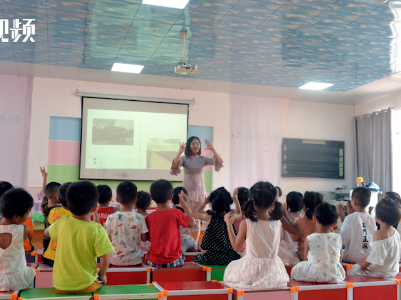 安置点办起了临时幼儿园 20名教师轮流给幼儿上课