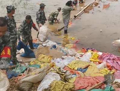 南昌赣西大堤最大泡泉群出现浑水 10多名民兵跳入水中加固围堰