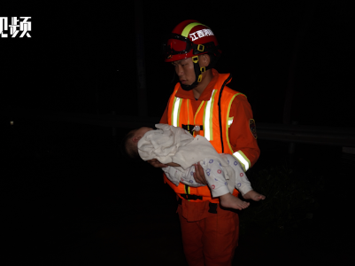 1岁半幼儿凌晨突发高烧被困 消防员紧急转移送医