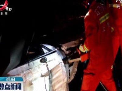 上饶：货车高速侧翻压扁轿车 消防紧急营救三人