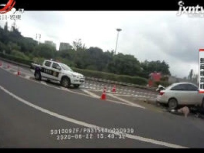 成渝高速：路口犯了“选择困难症” 女司机上演“惊险大片”