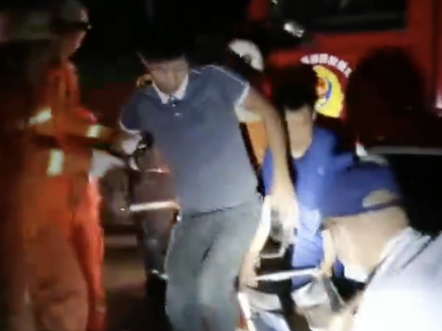江西南昌：货车高速追尾一人被困 消防紧急救援