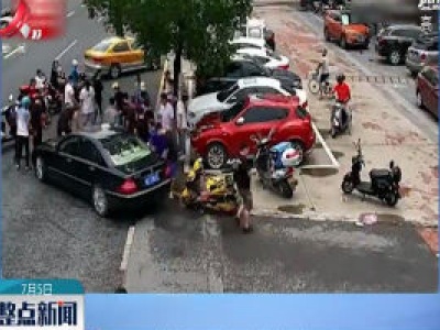 浙江：外卖员被卷入车底 路人集结抬车救人