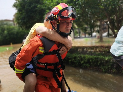 江西南昌：凌晨小区内涝严重 消防转移疏散175人 其中2名伤病老人