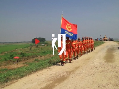 水退人不退 驻扎在江堤上的“一抹橙” 