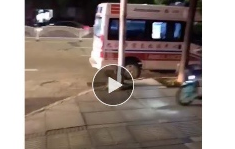 网友视频带路，九江民警连爬多栋单元楼救下自杀男子