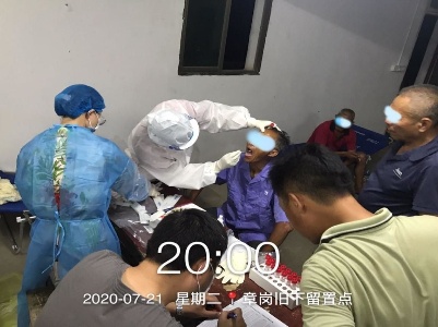 闻令而动 进贤疾控夜入洪灾后安置点开展核酸采样工作