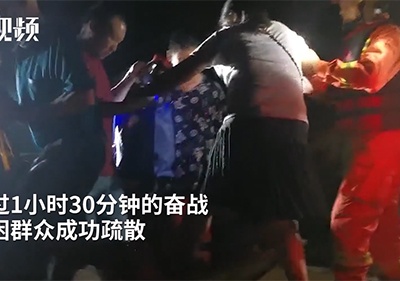 南昌八一乡一厂房内涝 消防疏散被困群众30余人