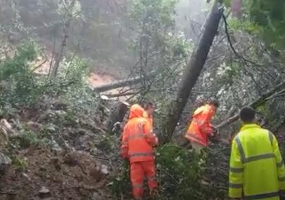 环庐山公路出现多处塌方