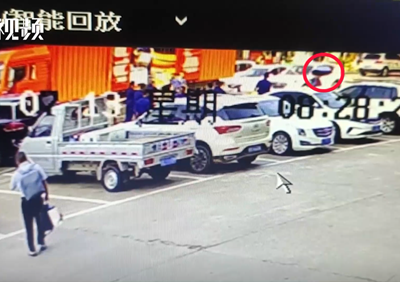 女子丢下药品转身就跑 监控记录暖心瞬间