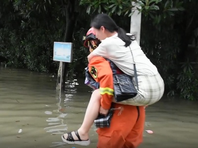 闻“汛”而动 致敬暴雨中“逆行”的那抹橙黄色