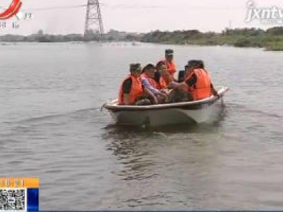 【防汛抗洪一线】九江永修：公路被淹出行不便 武警搭建水上通道