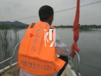 跋山涉水 下村女医生洪涝中步行送药给村民