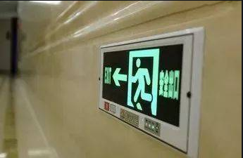 消防疏散通道成了办公区 高新区行政服务中心存安全隐患