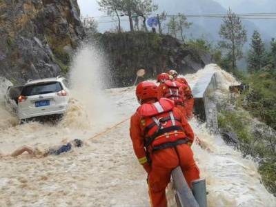 台风天游客被困山腰激流 救援人员悬崖上开辟生命通道
