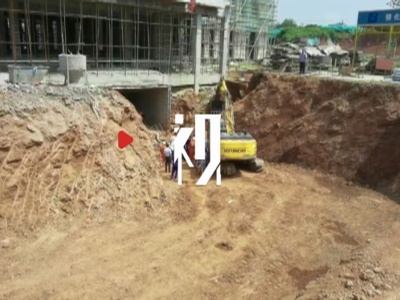 上饶一在建工地突发坍塌 两人被困
