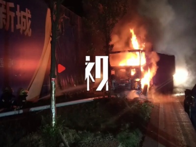 为避让行人 满载20吨煤炭大货车撞上电线杆起火