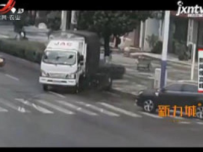 贵州：货车抢黄灯 失控出事故