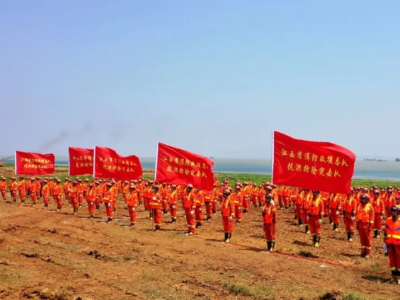 新华时评：胸中有大爱，凡人亦英雄