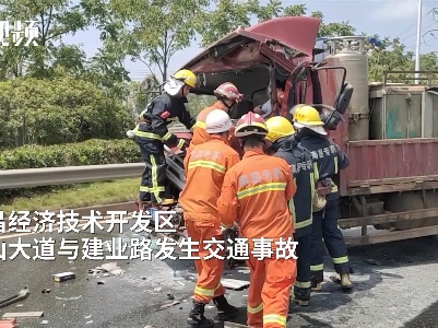 江西南昌：货车撞上洒水车 消防紧急救援