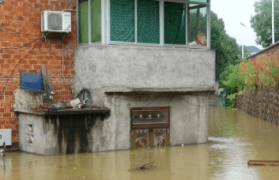 暴雨袭击九江！消防员深水中转移中风病人