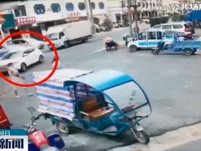 吉安：错把油门当刹车 女子驾车撞倒路人
