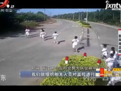 福建：一群小学生机动车道跑步 交警紧急叫停