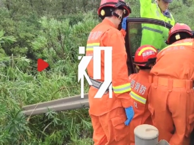 消防员出警返回途中偶遇车祸  下车脱衣为伤员挡雨